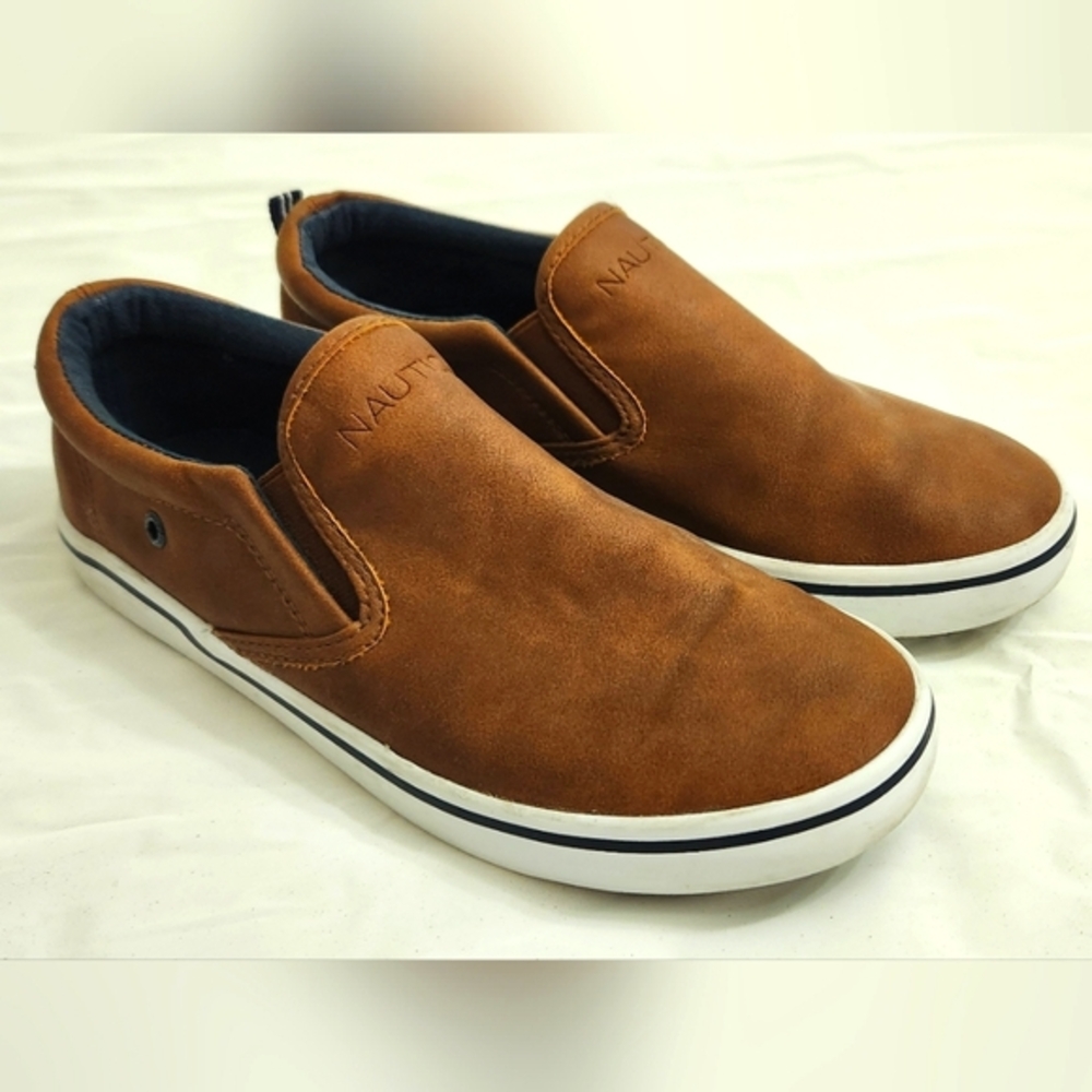 Nautica (Sz.5) Big Boys Casual Sneaker Slip Ons. Brown.  Preowned
